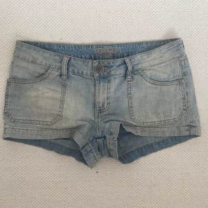 Lågmidjade jeansshorts - Säljer dessa supersnygga vintage, lågmidjade jeansshorts då dem ej passar mig. Midjemåttet tvärsöver är 43 cm. Priset kan diskuteras❤️❤️