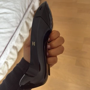 Carolina Herrera Good Girl parfym - Finns lite kvar därför säljer jag och känns så onödigt att slänga, jag använder aldrig den längre för att jag bara vill ha vanilj dofter. Den är 100 mil och nu kostar 1700 någonting 