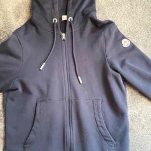 Moncler hoddie  - Tjena, säljer denna super snygga moncler hoddie som är i riktigt fint skick med inga flaws, hoddie är i storlek small. Hör av er vid frågor/funderingar!