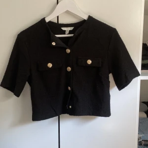 Svart topp/kofta från H&M  - storlek s, den är rätt tunn så perfekt för sommaren. Använt 1 gång 