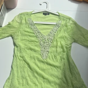 Ljusgrön blus med spets från Suzanna  - Superfin ljusgrön blus från Suzanna Paris med v-ringning och detaljerad spets framtill. Second hand köpt, jag tror att den är storlek 36-38 