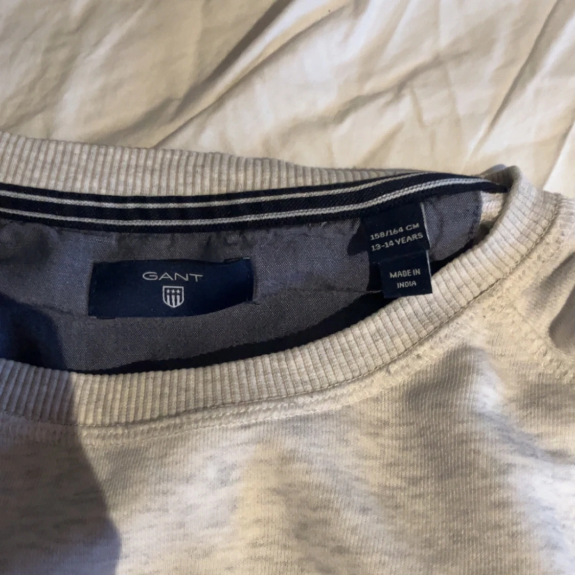 Ljusgrå sweatshirt från GANT - 2