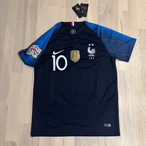 Frankrike nations league Mbappe 10 - Helt ny med tagg. Storlek M. Skriv ifall ni vill ha mer bilder.