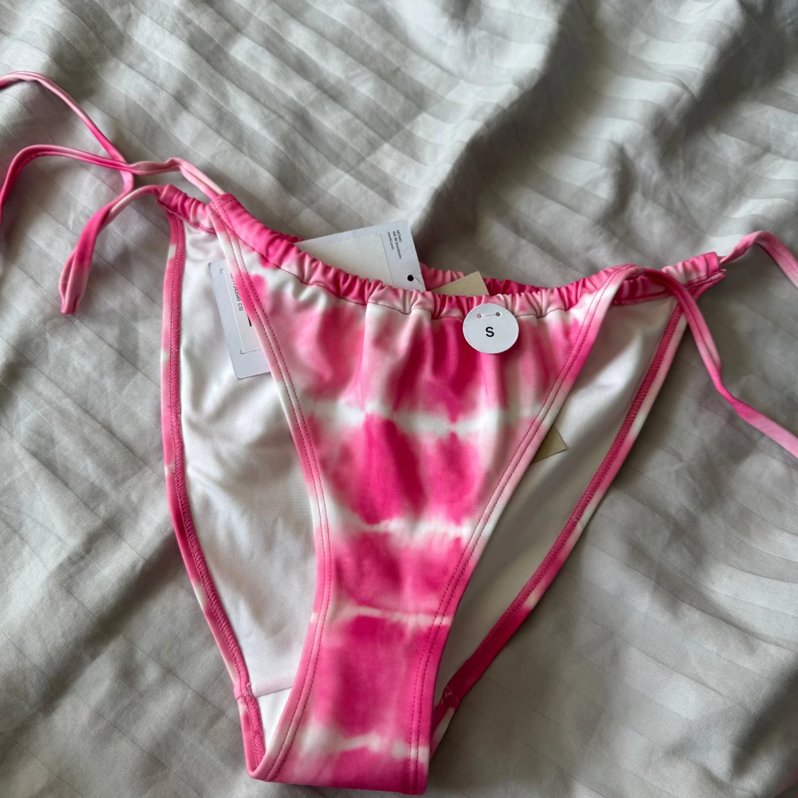 Rosa och vit bikiniunderdel från monki - 2