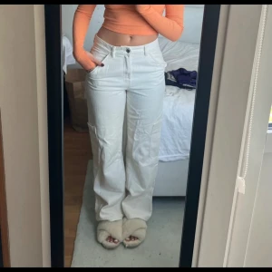Vita cargopants med raka ben - Säljer ett par vita cargopants med hög midja och raka, lite loose ben. Sitter som en smäck. Storlek M