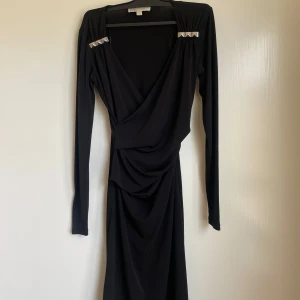 Michael Kors Klänning  - Klänning med draperad midja och silverdetaljer från Michael Kors, storlek XS