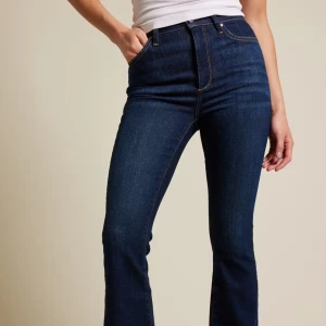 Mörkblå bootcut jeans med hög midja - Snygga mörkblå jeans med bootcut och hög midja från Bik Bok (peachy flare 590).             Storlek S/33. ALDRIG använd!