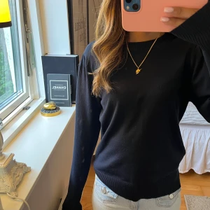 Marinblå tröja från Saint Tropez - Skit snygg marinblå stickad tröja från Saint Tropez i storlek S. Köpte för 350, knappt använd🤍Skriv till mig innan köp! 