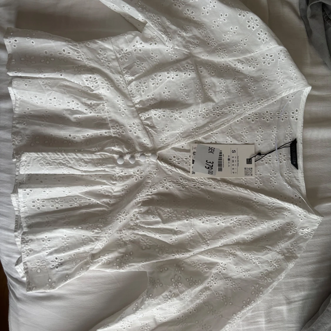 Vit broderad blus från Zara - 1