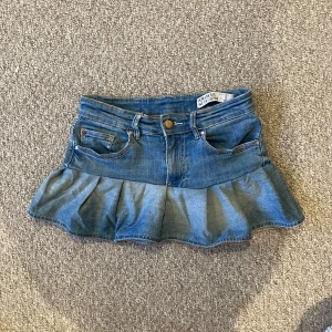 Jeanskjol med volang  - Supersöt blå jeanskjol med volang nertill. Jag vet inte riktigt storleken men tror att det är xs/34/32 och midjemåttet är ungefär 71 cm