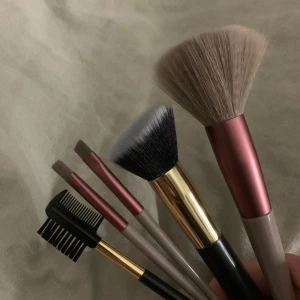 helt nya smink borstar - Säljer detta som ett kit endast. De är helt nya och oanvända då det inte har kommit till användning. De är mjuka och fina borstar. ❤️