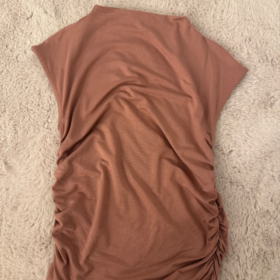 Elegant topp med rynkade sidor