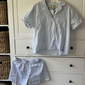 Citron pyjamas - Super gullig och fin pyjamas som passar perfekt nu till sommaren! Går även att använda till vardags