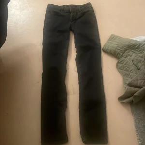 Svarta jeans från Street One, stl 26 - Svarta jeans från Street One i klassisk rak modell. Snygg och enkel design med fem fickor och normal passform. Perfekta till sneakers eller boots och funkar året runt. Materialet är mjukt och stretchigt för extra komfort.