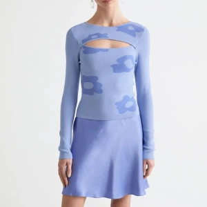 Ljusblå satin-kjol från & Other Stories - Supersnygg ljusblå kortkjol i satin från & Other Stories. Kjolen har en lätt utsvängd form och stängs med dragkedja bak. Den har ingen stretch i midjan. Så skulle säga att den är true till Size, storlek 36.