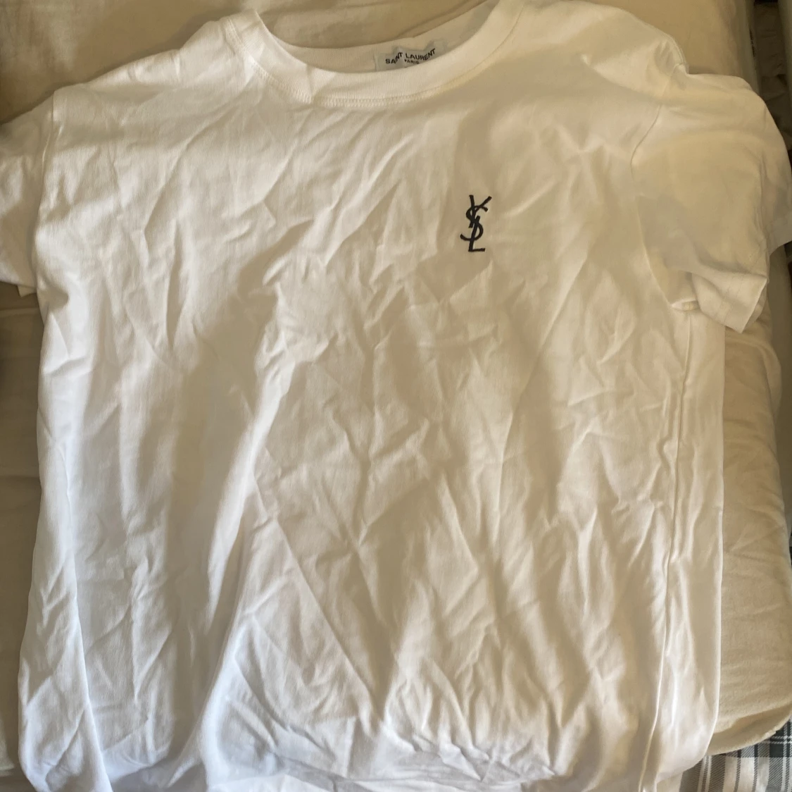 Vit t-shirt med YSL-logga