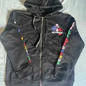 Chrome Hearts zip hoodie - Chrome Hearts tröja i nyskick, aldrig använd. Storlek M. Köpt på Vinted. Pris kan diskuteras.
