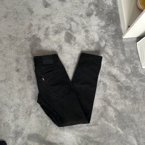 Svarta Levi's 502 jeans herr - Säljer ett par svarta Levi's 502 jeans med klassisk femficksdesign🥳. Passformen är slim och de har dragkedja framtill. Perfekta svarta jeans för en clean look.🤩 skriv gärna vid frågor!😃