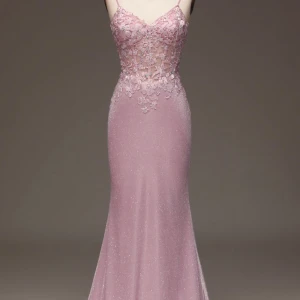Ljusrosa glittrig långklänning med spets Zapaka - Superfin ljusrosa långklänning med tunna axelband, glittrigt tyg och spetsdetaljer upptill. Figurnära passform och transparent mesh med broderade blommor över bysten. Perfekt för bal eller student! Storlek 36 (S) använd en gång!