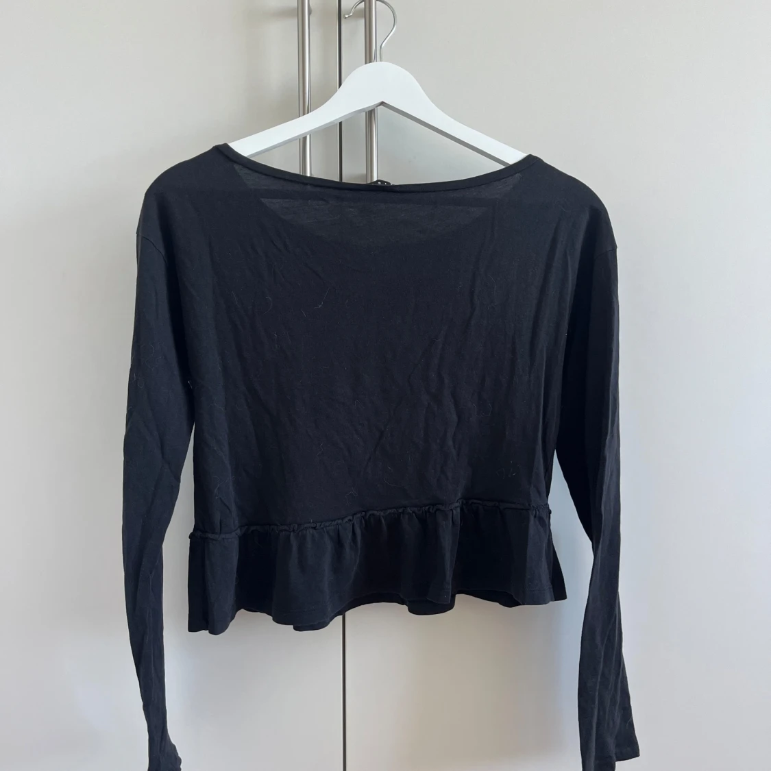 Svart långärmad topp med volang - 1