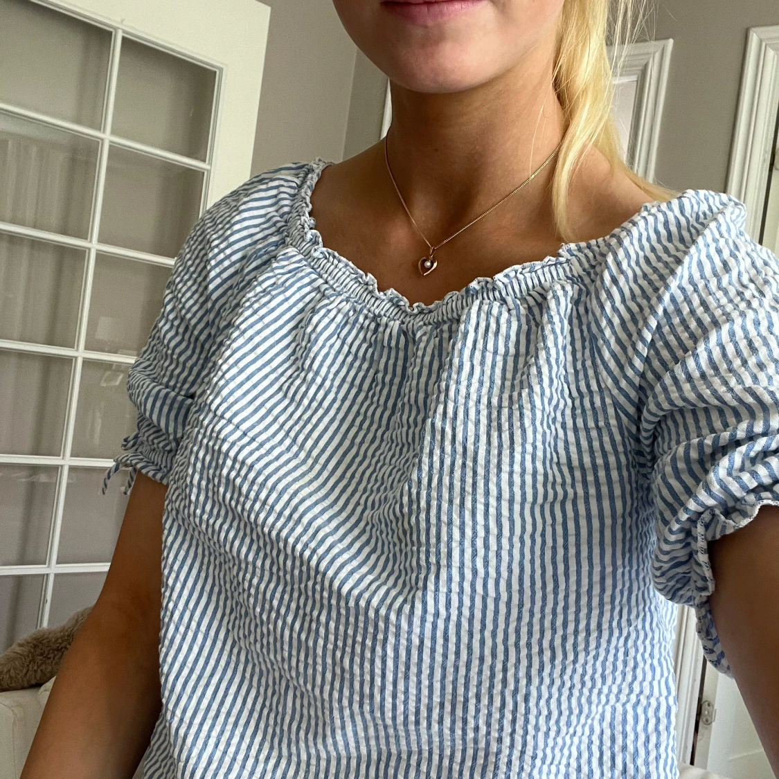 Randig blus med puffärm och knyt