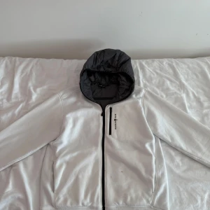 Vit Sail Racing vindjacka  - Snygg vit vindjacka från Sail Racing. Jackan är Bode en kofta och jacka. Är du intresserad av plagget är de bara att skriva.  Vill du ha billigare genom bundle eller lika feta kläder kolla bara in min profil och gör ett bundle och skriv till mig. M/L kvitto finns