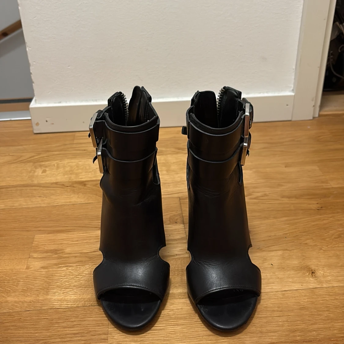 Svarta stövletter med klack och spännen