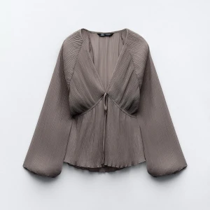 blus zara - jättefin blus som är perfekt till festliga tillfällen💕är en liten fläck på sidan men inget som syns när man har den på!💗