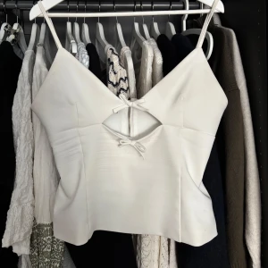 Vit topp från Zara - Supersnygg vit rosett topp från Zara. Andvänd fåtals gånger!! Liten i storlek!💕