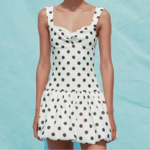 Vit kort prickig klänning - SÖKER denna prickiga klänningen från Zara i storlek M eller L för rimligt pris, mellan 300-500kr❤️