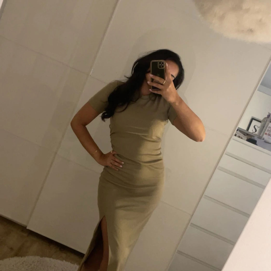 Beige tight långklänning med slits - 2