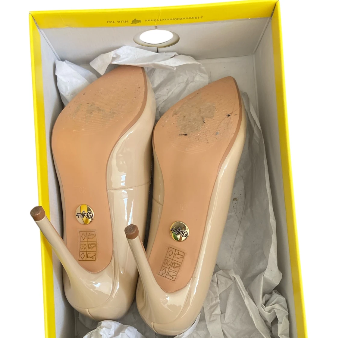 Beige lackpumps från Buffalo - 3