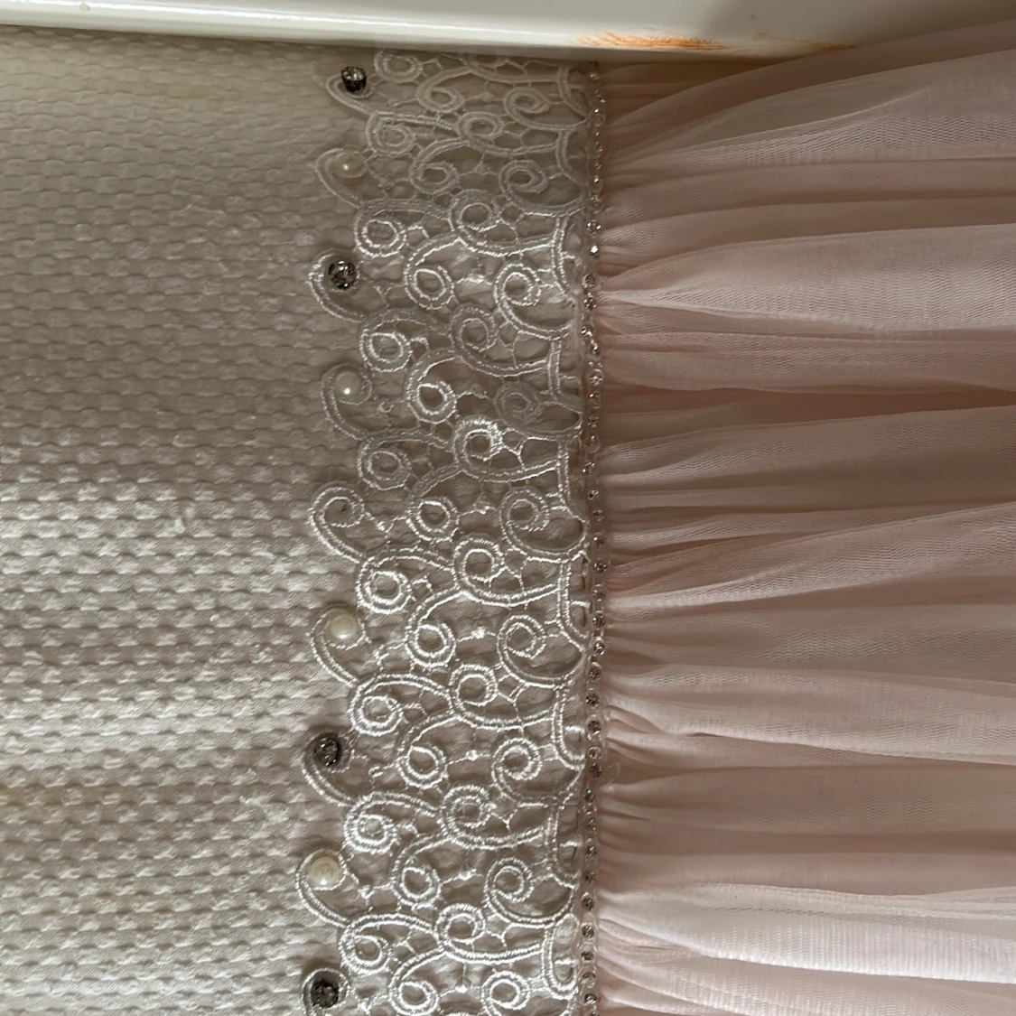 Vit och ljusrosa klänning med pärlor - 4