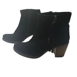 Svarta mocka boots med klack - Snygga svarta boots i mocka med rund tå och träfärgad klack. Dragkedja på sidan gör dem enkla att ta på och av. Perfekta för att lyfta din outfit med en stilren och modern touch.