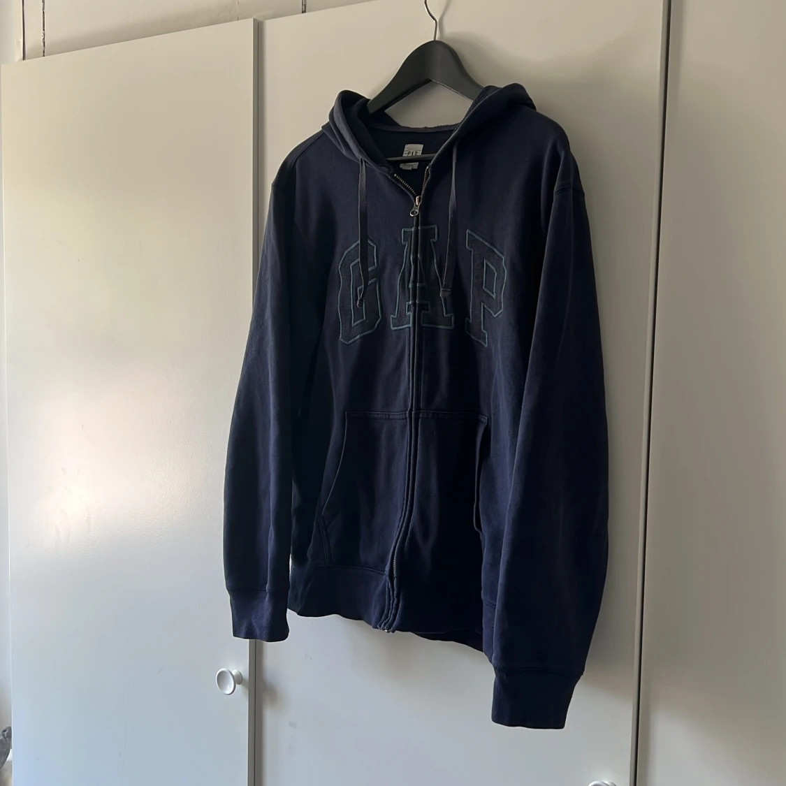 Mörkblå GAP hoodie med dragkedja - 1