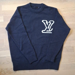 Mörkblå stickad Louis Vuitton tröja - Säljer en stickad LV tröja i storleken M. Den är aldrig använd tidigare. Meddela gärna om du är intresserad.