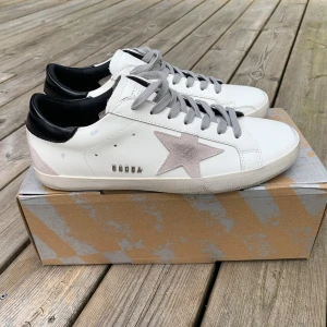 Golden Goose - Säljer dessa golden goose i 42. Skickar samma dag. Hör av dig vid frågor👍