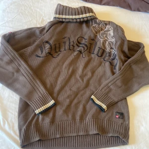 Quicksilver tröja med krage - Jätte snygg quiksilver tröja med hög krage som man kan vika ner. Mått nacke t botten ungefär 60 cm armhåla till armhåla 50 cm armar 65 cm