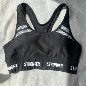 Svart sport-bh från Stronger - Snygg sport-topp från stronger. Den har inlägg som går att ta ut💕