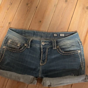 Miss Me jeansshorts - Säljer ett par jättefina lågmidjade miss me jeans som jag har klippt till shorts. På de första bilderna är dem uppvikta men går att sy fast!❣️Säljer pga att de är förstora för mig. Det är i storlek 29 och använda fåtal gånger.