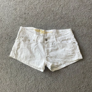 Coola jeansshorts  - Det finns en gul fläck som sträcker sig längst med shortsen försöker visa i bild 5, den är inte tydlig alls och syns bara i vissa ljus💗 mått : midjemått rakt över ca 44 grenhöjd 20 