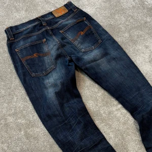 Nudie Grim Tim jeans - Tjena! Säljer dessa schyssta blå Nudie ”Grim Tim” jeansen med fet tvätt! Jeansen är i kanon skick och har inga defekter. Size 31/32! Skriv vid funderingar!