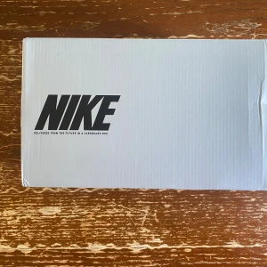 Nike fotbollsskor vit/blå strl 43 - Vill ej ha dem pga jag inte gillade passformen samt att jag inte han lämmna tillbaka. Snygga fotbollsskor från Nike i vitt med blå detaljer och orange dobbar. Skorna har snörning och är tillverkade i syntetmaterial för bästa passform och grepp på planen. Perfekta för dig som vill sticka ut med stilrena och sportiga skor. pris ej hugget i sten och bootbag tillkommer ej