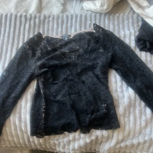 Svart spetsblus från Amisu - Säljer en svart långärmad blus från Amisu som köptes som en body men klipp som en topp 😍
