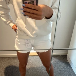 Vita jeansshorts  - Snygga vita jeansshorts med fransad kant. De har en tight passform. Perfekta för sommardagar och lätta att matcha med allt. Supersnygga till sneakers eller sandaler! Det är storlek 32 men skulle säga att de passar 34 med. Nypris 299