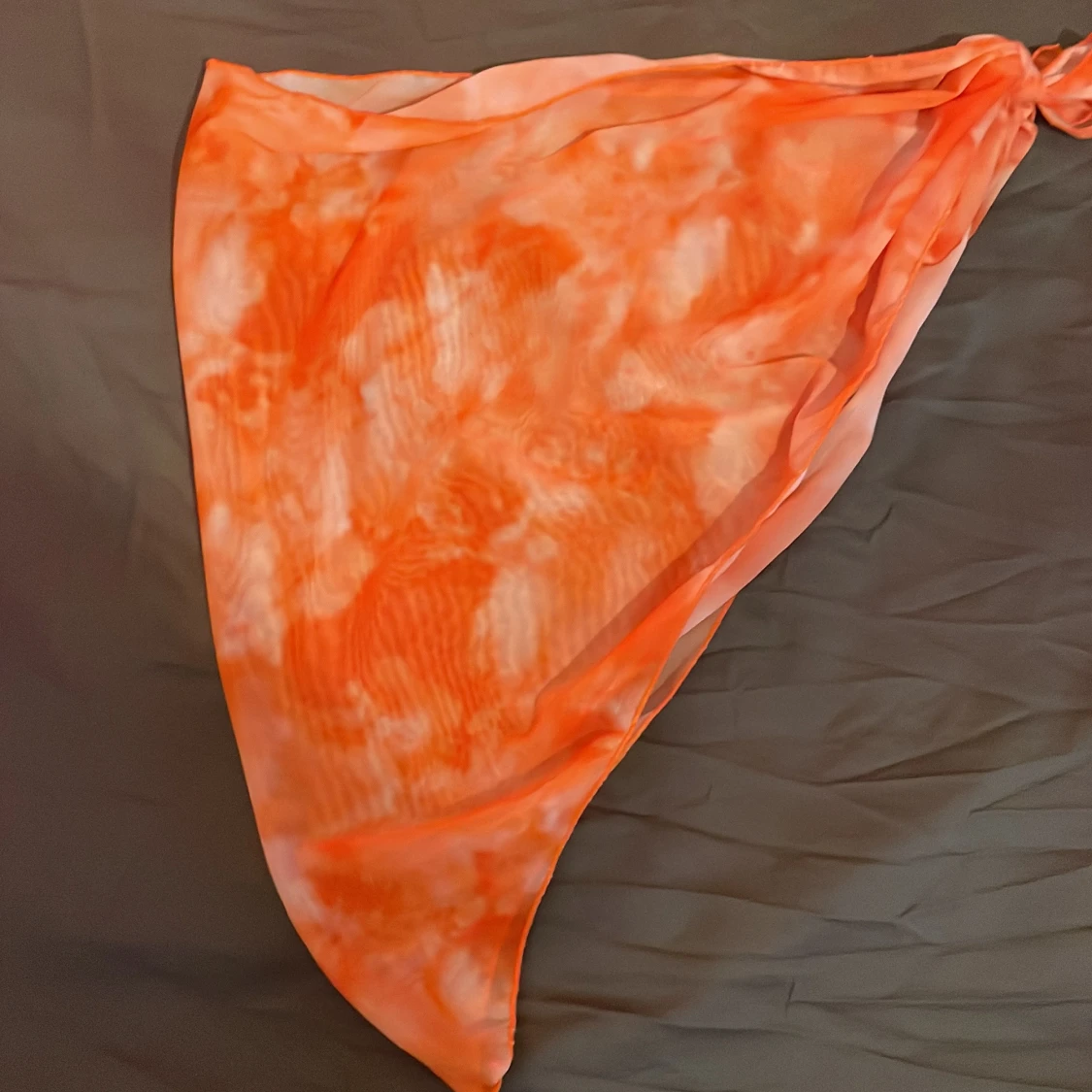 Orange strankjol med knyt i midjan
