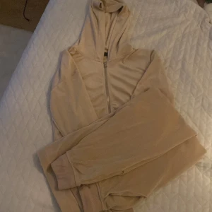 Beige mjukis sett  - säljer ett beige mjukis sett, de är bara att fråga om fler bilder💕100kr för hela sättet