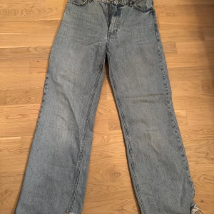 Ljusblå raka jeans från Zara - Säljer ett par ljusblå jeans från Zara i rak modell. Jeansen har klassisk femficksdesign, normal midja och råa kanter nertill för en avslappnad vibe. Tillverkade i bomull med en skön, lite loose passform. 