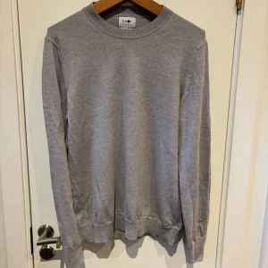 Stickad tröja - Säljer en snygg grå stickad tröja från NN07. Storleken på tröjan är XL men sitter som L! Bra skick och inga defekter! Nypris 999| Mitt pris 399! Vid frågor och funderingar är det bara att höra av sig:)