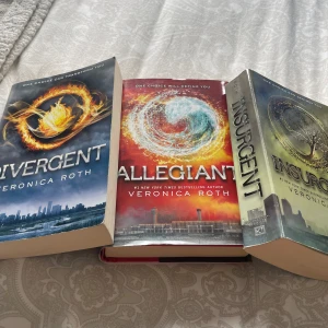 Divergent / Insurgent / Allegiant (Trilogi) - Fånga spänningen med hela Divergent-trilogin! Tre böcker fyllda av dystopiska val, oväntad romans och episka vändningar. Perfekt för dig som älskar action, starka karaktärer och att förlora dig i en annan värld.Säljer den kompletta trilogin 	•	Divergent (International Edition) pocket 	•	Insurgent (International Edition) pocket 	•	Allegiant (Standard edition)inbunden  Alla böcker är på engelska och i mycket bra skick. Inga trasiga sidor, bara lite ytliga märken på utsidan. 